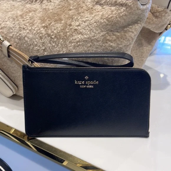 Kate Spade Lucy Medium L-Zip Wristlet
COLOR:
Black (Non Glitter)
NWT - Picture 15 of 16